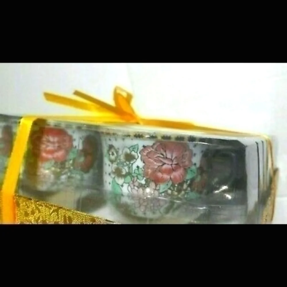 Chinese Ceramic Floral Tea Cups & Saucers Set